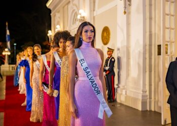 Concursantes a Miss Universo visitan Casa Presidencial de El Salvador