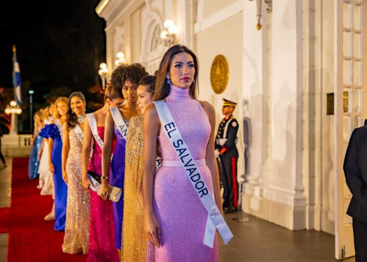 Concursantes a Miss Universo visitan Casa Presidencial de El Salvador