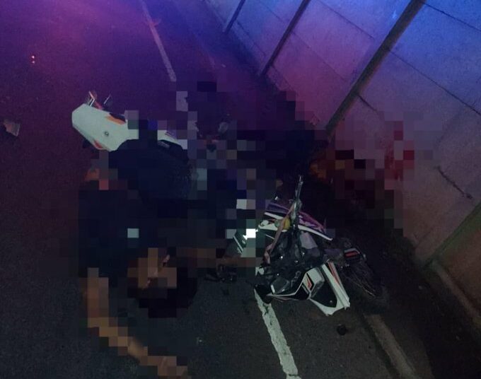 Un motociclista resulta lesionado y su acompañante muerto tras chocar contra un poste en Jayaque