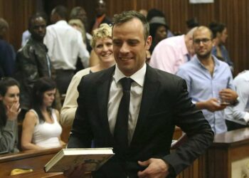 Deportista olímpico Oscar Pistorius recibe libertad condicional 10 años después de matar a su novia