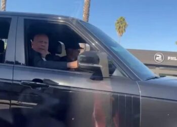 Bruce Willis captado durante paseo en auto, mientras avanza su cuadro de demencia