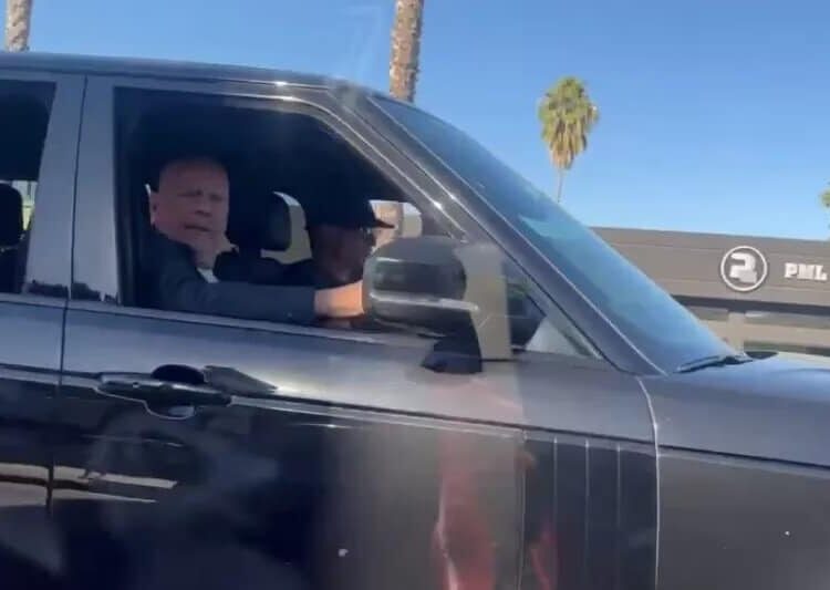 Bruce Willis captado durante paseo en auto, mientras avanza su cuadro de demencia