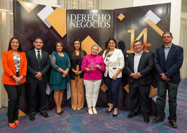 Lotería Nacional de Beneficencia es galardonada con el premio «Institución Pública del Año» en Premios Derecho y Negocios 2023