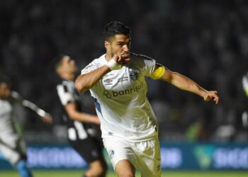 Luis Suárez metió un hat-trick en 20 minutos y Gremio llegó a la punta del Brasileirao