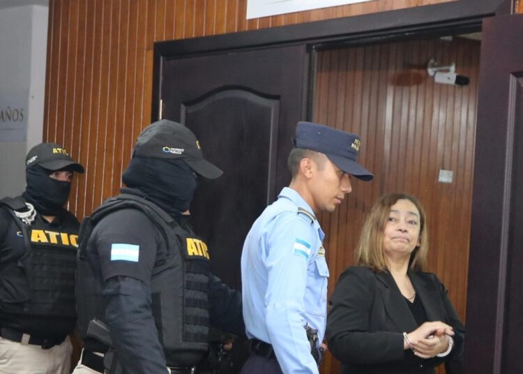 Exministra de Honduras a prisión por fraude millonario