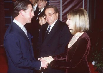 Barbra Streisand confesó haber tenido una relación de coqueteo con el Rey Carlos III