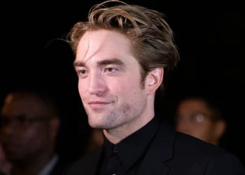Robert Pattinson dice que se siente como un completo farsante cada vez que tiene un nuevo papel en cine