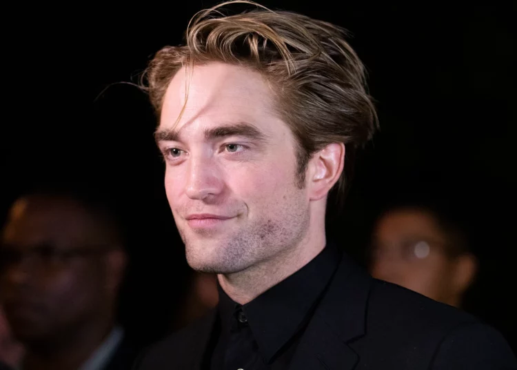 Robert Pattinson dice que se siente como un completo farsante cada vez que tiene un nuevo papel en cine