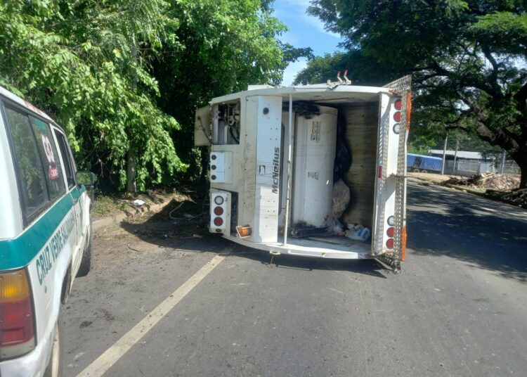 Vuelco de camión de basura en San Diego deja tres lesionados
