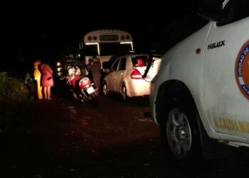 Reportan tres fallecidos al ser arrastrado un vehículo por la crecida de un río en San Miguel