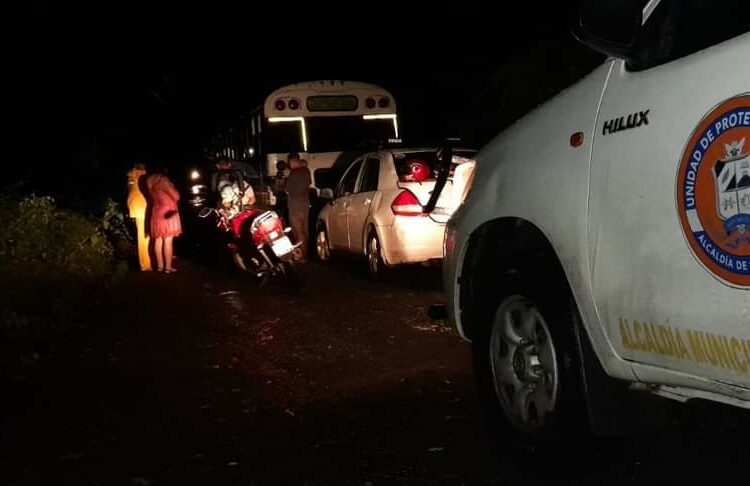 Reportan tres fallecidos al ser arrastrado un vehículo por la crecida de un río en San Miguel