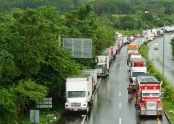 El Salvador pide a Panamá habilite un corredor humanitario para que transportistas varados puedan salir de ese país