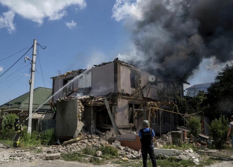 Al menos cuatro civiles muertos en bombardeo ruso de Jersón, Ucrania