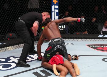 (VIDEO) El árbitro de UFC Kerry Hatley quedó en el foco de la polémica por poner la vida de un luchador en peligro