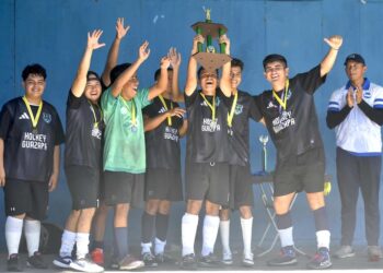 Equipo M y Guazapa, ganadores del Campeonato Nacional Mayor de Hockey 5