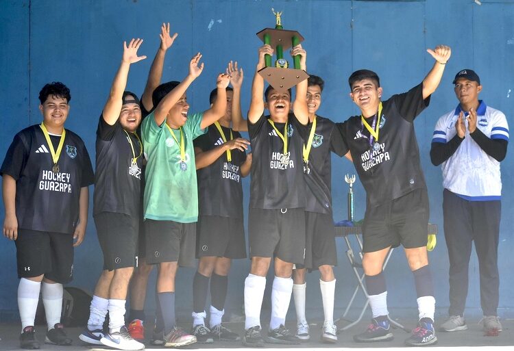 Equipo M y Guazapa, ganadores del Campeonato Nacional Mayor de Hockey 5
