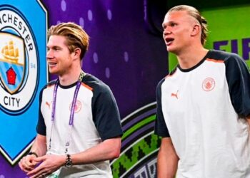 (VIDEO) Kevin De Bruyne imitó un clásico del cine y Erling Haaland se disfrazó como Santa Claus