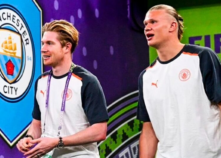 (VIDEO) Kevin De Bruyne imitó un clásico del cine y Erling Haaland se disfrazó como Santa Claus