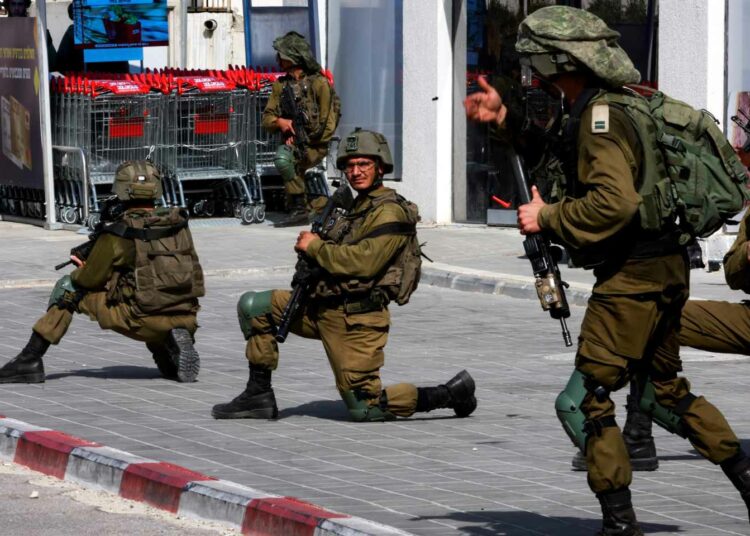 (IMÁGENES FUERTES) Soldados israelíes se enfrentan a Hamás en combates urbanos