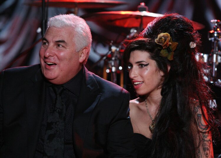 El padre de Amy Winehouse demanda a dos amigas de la artista por lucrarse con la venta de sus bienes