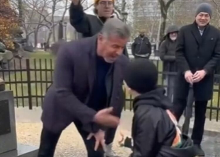 (VIDEO) Niño replica icónica frase de Rocky Balboa y se roba el corazón de Sylvester Stallone
