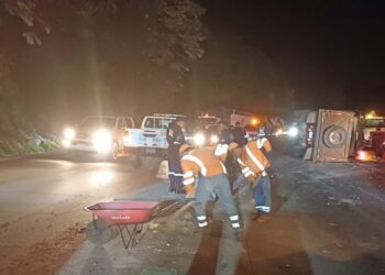 Capturan a conductor de camión que volcó en carretera Los Chorros 