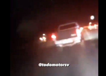 VIDEO | Captan en video a conductor de pick up embistiendo a motociclista en carretera a San Juan Opico