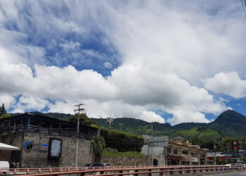 Viernes con cielo despejado a medio nublado, ambiente cálido y algunas posibilidades de lluvia en la cordillera volcánica