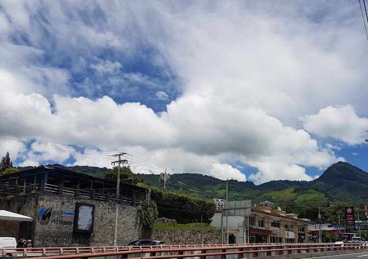 Viernes con cielo despejado a medio nublado, ambiente cálido y algunas posibilidades de lluvia en la cordillera volcánica