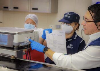Defensoría del Consumidor inspecciona instrumentos de pesaje en supermercados de San Salvador