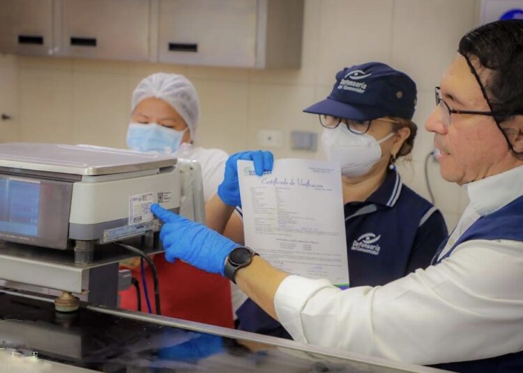 Defensoría del Consumidor inspecciona instrumentos de pesaje en supermercados de San Salvador