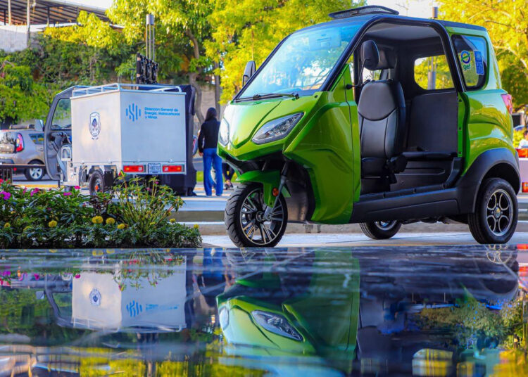 DGEHM entregó vehículos eléctricos y estaciones de carga a las alcaldías de San Salvador y Santa Tecla