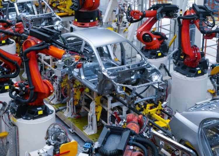 Robot «ataca» a un empleado en una fábrica de Tesla