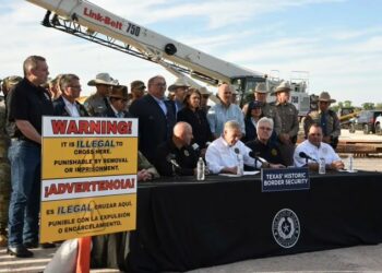 El gobernador de Texas firmó una ley que permite a la policía detener a los migrantes que entren ilegalmente a Estados Unidos