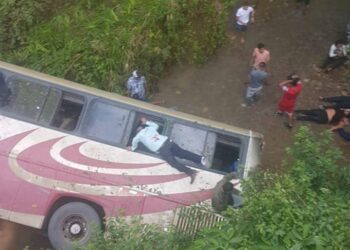 Al menos 11 muertos y una veintena de heridos al caer un autobús por un puente en Honduras