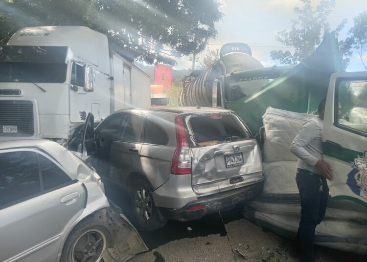 Accidente múltiple provocado por un trailes en Guatemala deja varios heridos