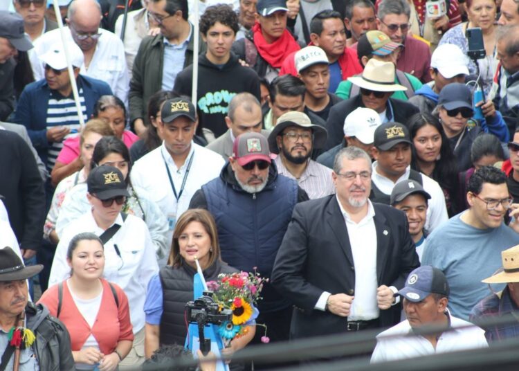 El presidente electo de Guatemala encabezó una masiva protesta pacífica contra la persecución judicial