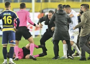 Se suspendió el fútbol en Turquía tras la brutal agresión de un dirigente a un árbitro