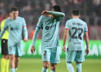 El Barcelona cae en Amberes pero avanza a octavos de champions como primero