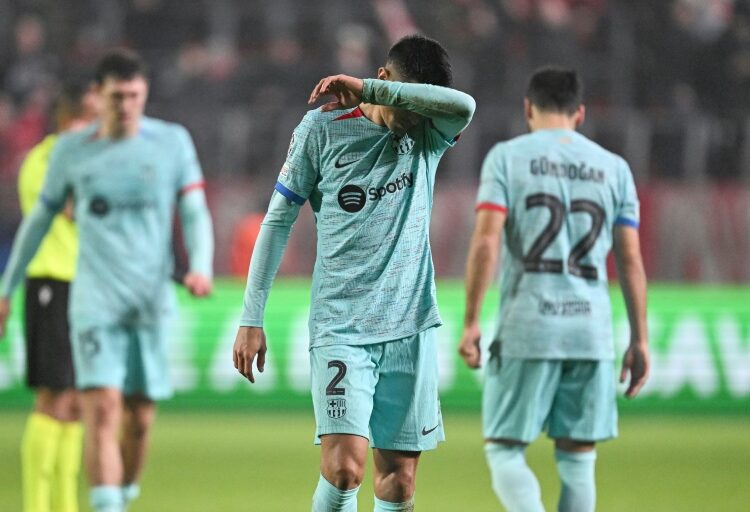 El Barcelona cae en Amberes pero avanza a octavos de champions como primero