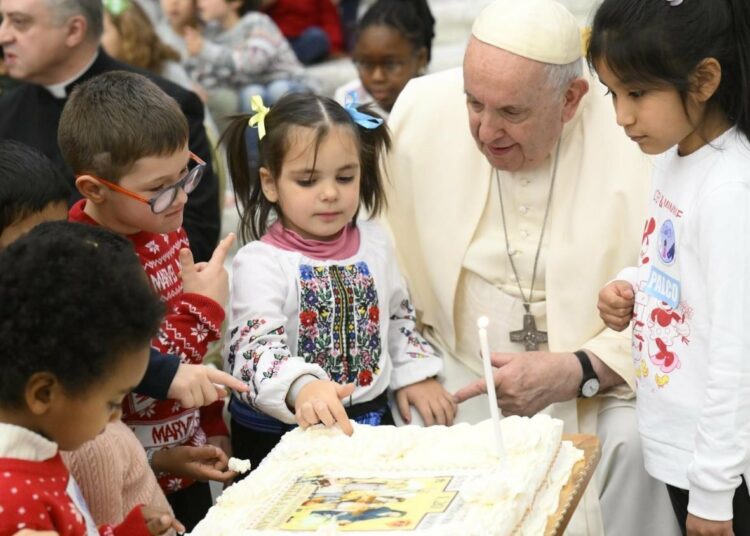 El papa Francisco cumple 87 años y lo celebra con niños del centro pediátrico del Vaticano