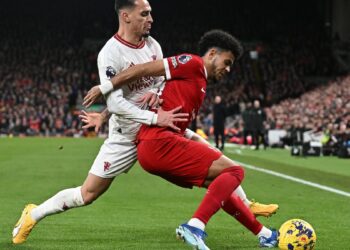 Liverpool empató 0-0 ante Manchester United y le cedió el liderato a Arsenal
