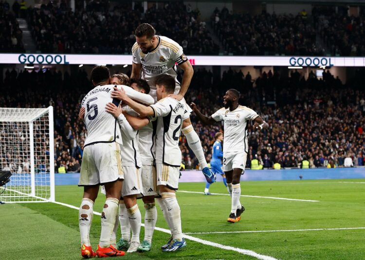 Real Madrid golea a Villarreal para tomar la cima de la Liga