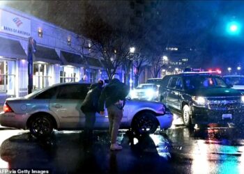 Un vehículo chocó contra la comitiva de seguridad del presidente Joe Biden, en Delaware