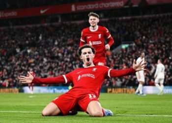 Liverpool golea y mantiene paso firme