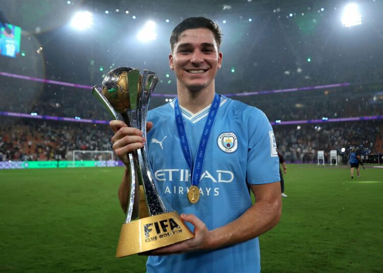 El selecto grupo de tres jugadores al que ingresó Julián Álvarez tras ganar el Mundial de Clubes