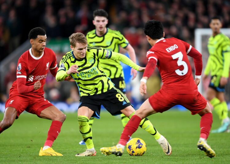 Arsenal sacó un punto importante ante Liverpool y sigue en la cima de la Premier League