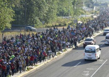 Miles de migrantes salen en caravana desde el sur de México
