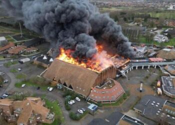 Un voraz incendio destruyó un estadio de baloncesto en Francia