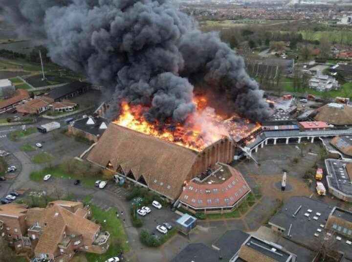 Un voraz incendio destruyó un estadio de baloncesto en Francia